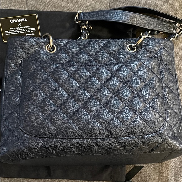 CHANEL Navy Quilted Leather Grand Shopping Tote with Interlocking CC - Picture 8 of 15